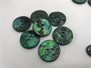Farvet perlemor knap - rustik og i flot grøn, 11 mm